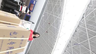 【最新极品抄底】超高质量机场地铁抄底惊现无内小美女 白嫩丰臀太紧致内内夹逼缝里了 (22)